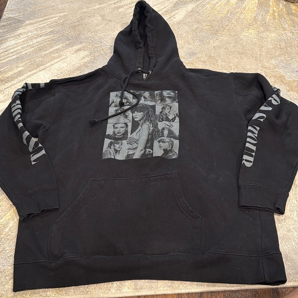 Taylor Swift The Eras Tour Sweatshirt black with grey graphics size XL EUC